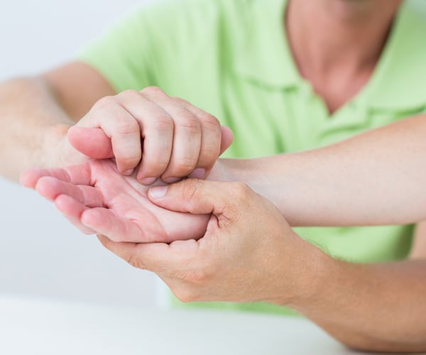 Douleur MAIN, POIGNET et DOIGTS : Exercices pour soulager les douleurs au  quotidien ! 