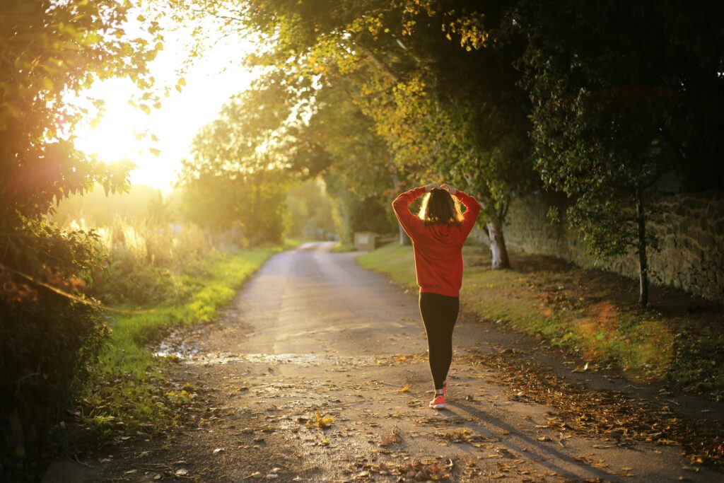 Image d'une joggeuse s'étirant pendant que le soleil se lève